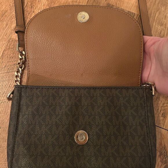 Michael Kors Tan Mott Logo Adjustable Buckle Magnet Crossbody and Zip Wallet - Picture 4 of 16